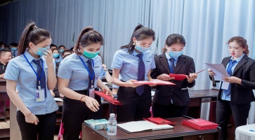 华纳万宝路公司团队活动现场合影